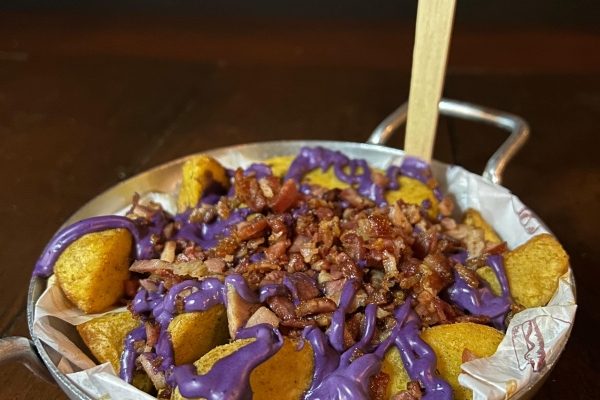 Fritas Rusticas Sobberana ( com Molho de Alho Roxo Defumado e Chuva de Bacon )