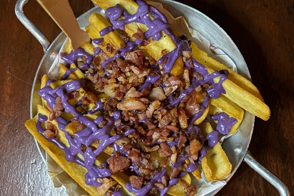 Fritas Canoa Sobberana ( com Molho de Alho Roxo Defumado e Chuva de Bacon ) 