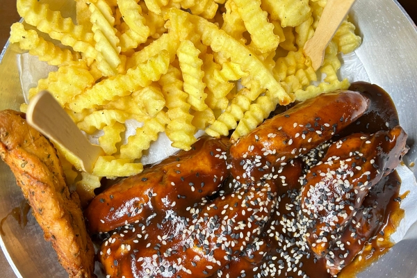 Frango Empanado ao Molho Glaze + Fritas